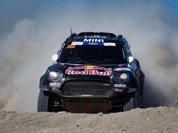 Al Rajhi gana a Peterhansel por 48 segundos y Carlos Sainz resiste en el Rally Dakar