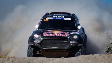 Al Rajhi gana a Peterhansel por 48 segundos y Carlos Sainz resiste en el Rally Dakar
