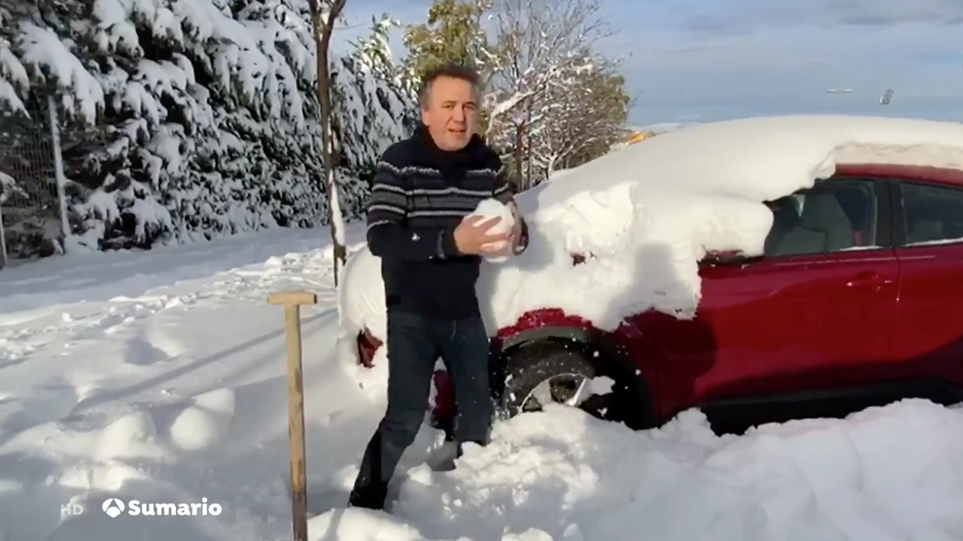 Roberto brasero explica c&oacute;mo limpiar la nieve del coche y terrazas antes de convertirse en hielo