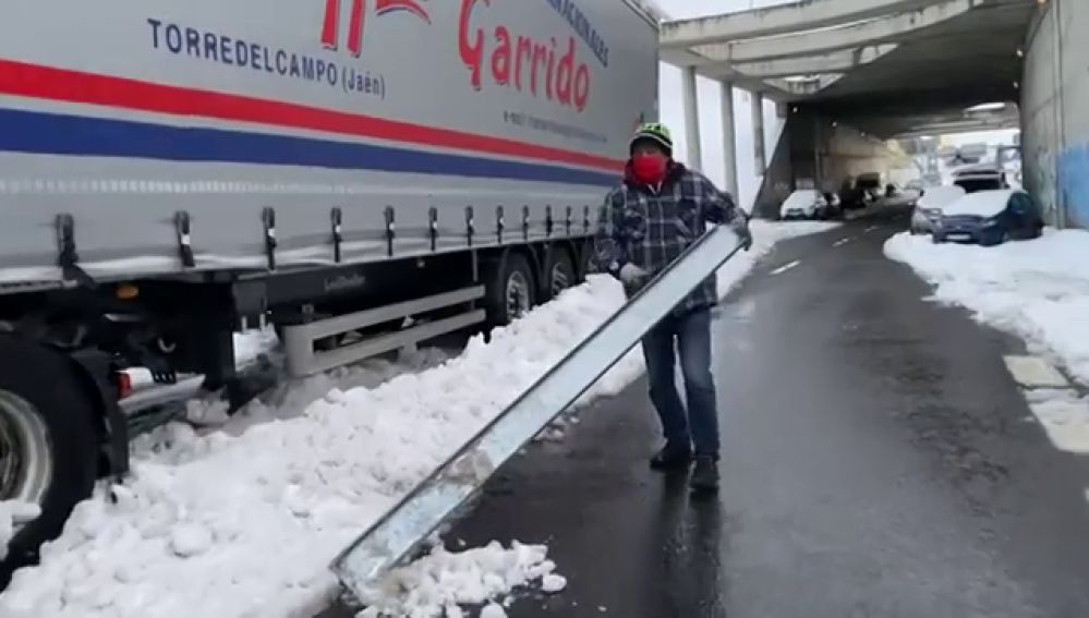 Más de 40 Vehiculos siguen tirados en la salida a la M-607 de la M-40 de Madrid