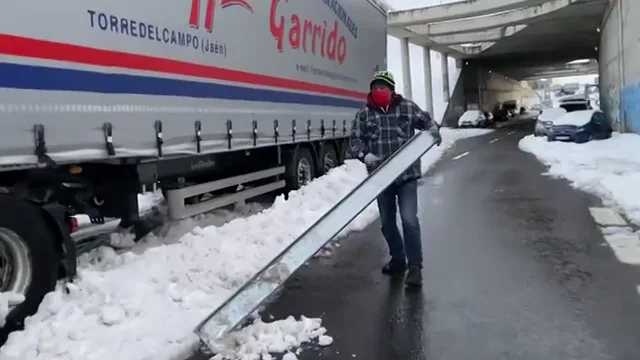 Más de 40 Vehiculos siguen tirados en la salida a la M-607 de la M-40 de Madrid Más de 40 Vehiculos siguen tirados en la salida a la M-607 de la M-40 de Madrid