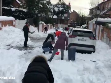 Vecinos de Madrid se organizan para quitar la capa de nieve acumulada en la calle
