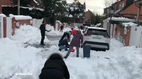 Vecinos de Madrid se organizan para quitar la capa de nieve acumulada en la calle Vecinos de Madrid se organizan para quitar la capa de nieve acumulada en la calle