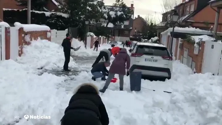 Vecinos de Madrid se organizan para quitar la capa de nieve acumulada en la calle