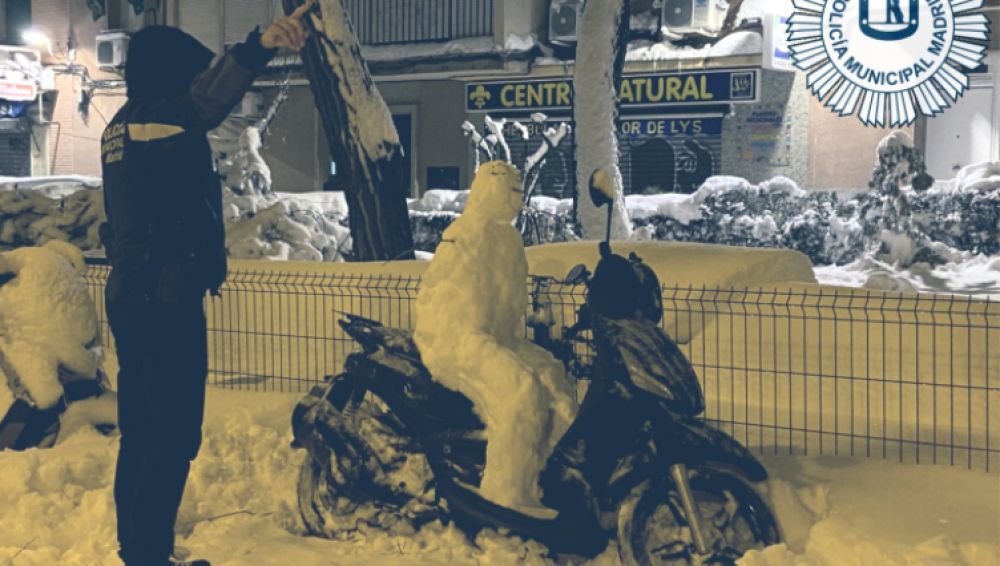 La Policía Municipal de Madrid 'multa' a un muñeco de nieve por no llevar casco: "Me dejan ustedes helado"
