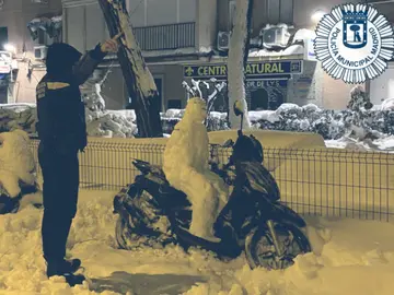 La Policía Municipal de Madrid 'multa' a un muñeco de nieve por no llevar casco: "Me dejan ustedes helado" La Policía Municipal de Madrid 'multa' a un muñeco de nieve por no llevar casco: "Me dejan ustedes helado"