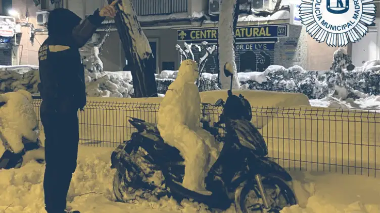 La Polic&iacute;a Municipal de Madrid 'multa' a un mu&ntilde;eco de nieve por no llevar casco: "Me dejan ustedes helado"