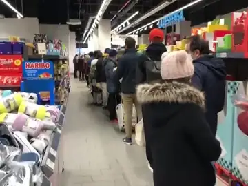 Largas colas en los comercios de Madrid y desabastecimiento de algunos productos en los supermercados Largas colas en los comercios de Madrid y desabastecimiento de algunos productos en los supermercados