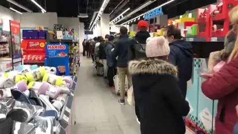 Largas colas en los comercios de Madrid y desabastecimiento de algunos productos en los supermercados Largas colas en los comercios de Madrid y desabastecimiento de algunos productos en los supermercados