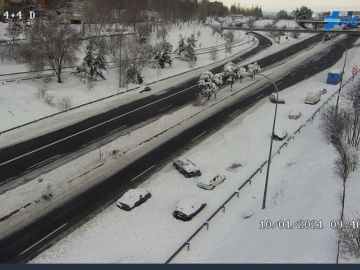 Coches abandonados y cubiertos de nieve en la carretera