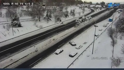 Coches abandonados y cubiertos de nieve en la carretera Coches abandonados y cubiertos de nieve en la carretera