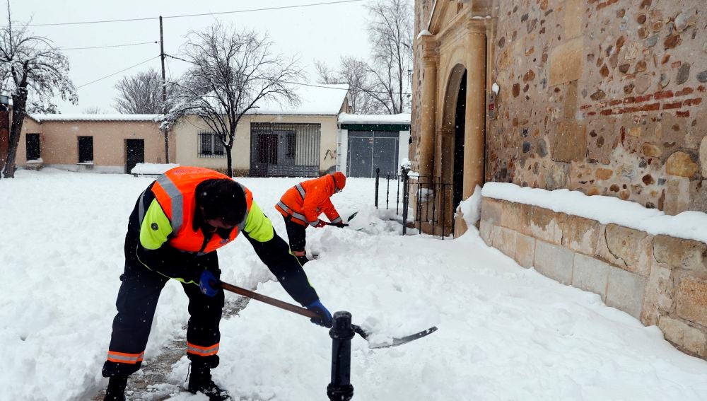Un operario retira la nieve tras el temporal Filomena