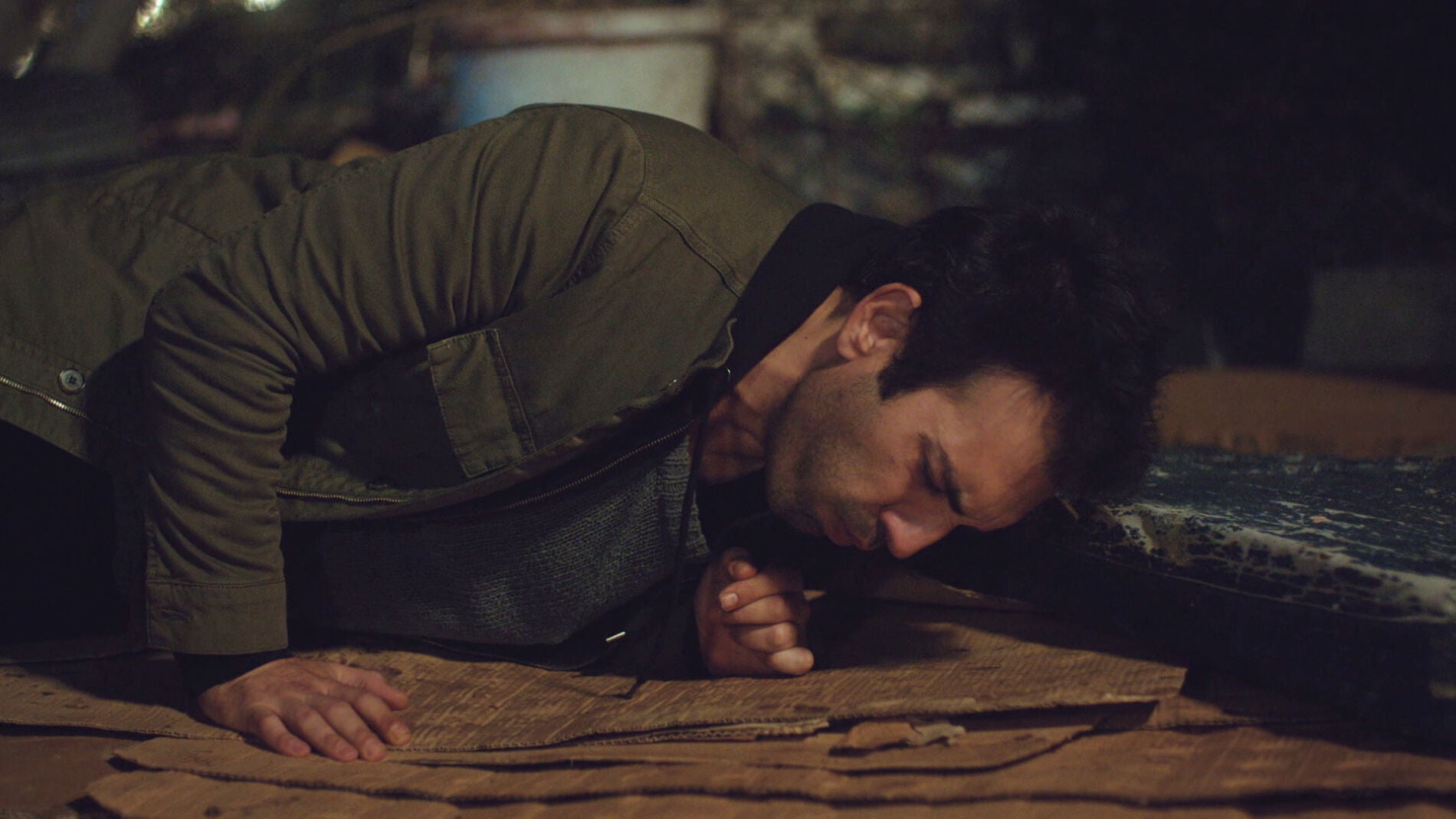 Demir decide quitarse de en medio para alejarse de los problemas