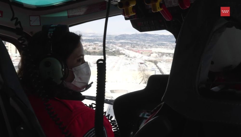 Isabel Díaz Ayuso sobrevuela en helicóptero la Comunidad de Madrid para comprobar los efectos del temporal Filomena