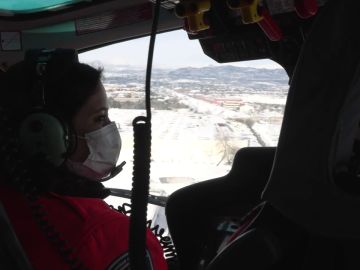 Isabel Díaz Ayuso sobrevuela en helicóptero la Comunidad de Madrid para comprobar los efectos del temporal Filomena