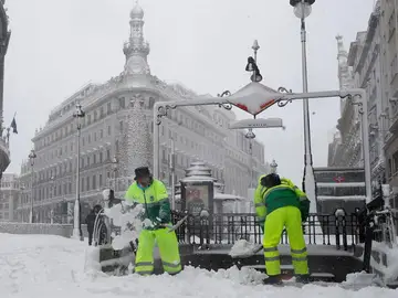 Operarios quitan la nieve en las cercanías a la Puerta del Sol de Madrid Operarios quitan la nieve en las cercanías a la Puerta del Sol de Madrid