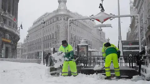 Operarios quitan la nieve en las cercanías a la Puerta del Sol de Madrid Operarios quitan la nieve en las cercanías a la Puerta del Sol de Madrid