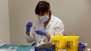 Imagen de una enfermera con una vacuna contra el coronavirus