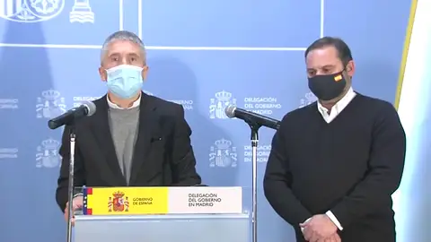 Ábalos y Marlaska aseguran que el peligro por Filomena no ha desaparecido y garantizan el suministro de la vacuna este lunes Ábalos y Marlaska aseguran que el peligro por Filomena no ha desaparecido y garantizan el suministro de la vacuna este lunes