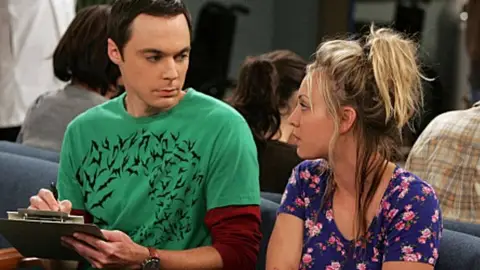 Jim Parsons y Kaley Cuoco en 'The Big Bang Theory' Jim Parsons y Kaley Cuoco en 'The Big Bang Theory'