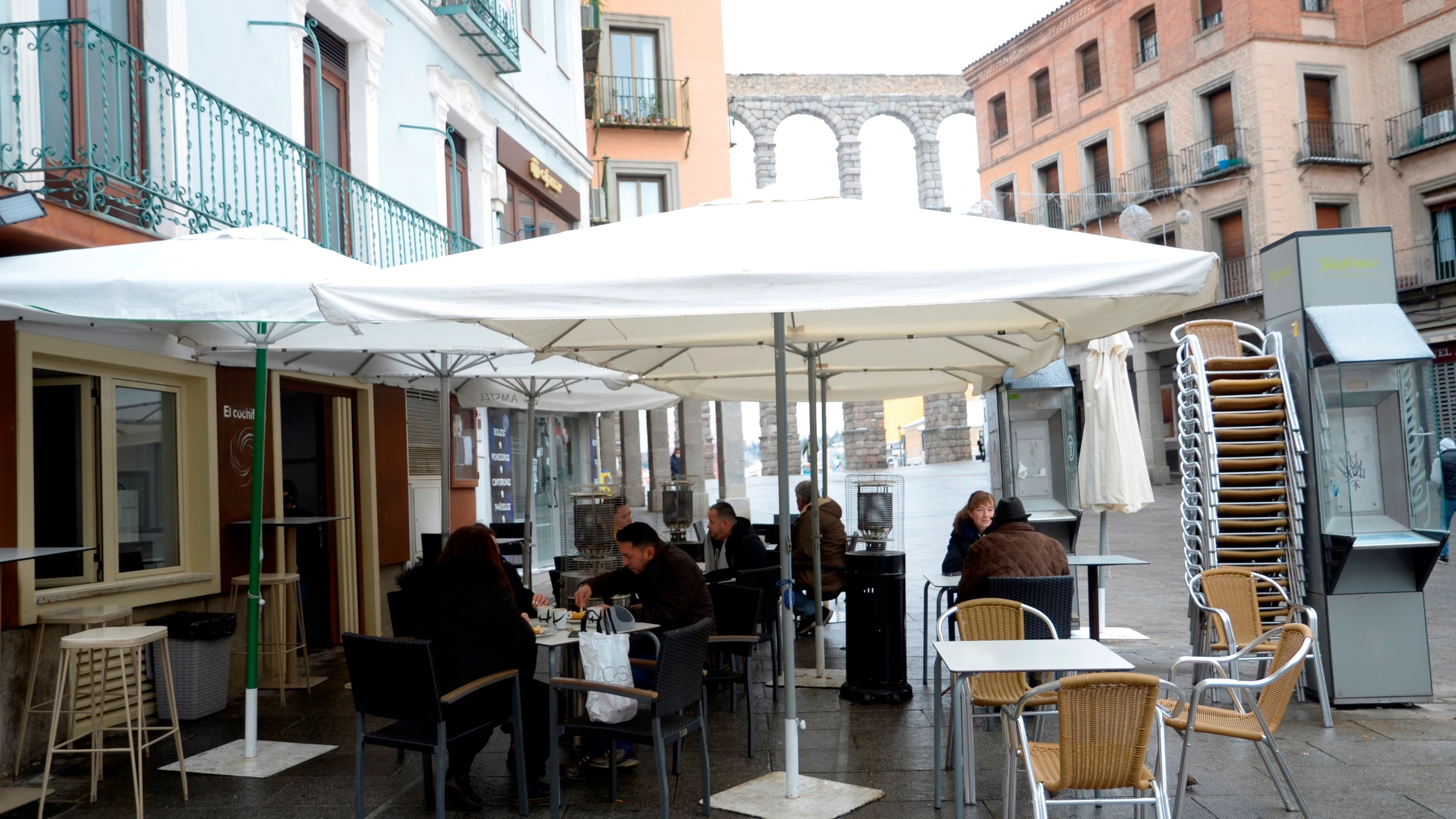 Terraza de un establecimiento de la Plaza Mayor de Segovia Terraza de un establecimiento de la Plaza Mayor de Segovia
