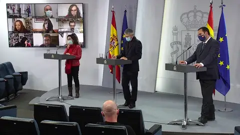 El Gobierno pide "aplazar cualquier desplazamiento" durante la ola de frío: "El hielo complica la situación, vienen días difíciles" El Gobierno pide "aplazar cualquier desplazamiento" durante la ola de frío: "El hielo complica la situación, vienen días difíciles"