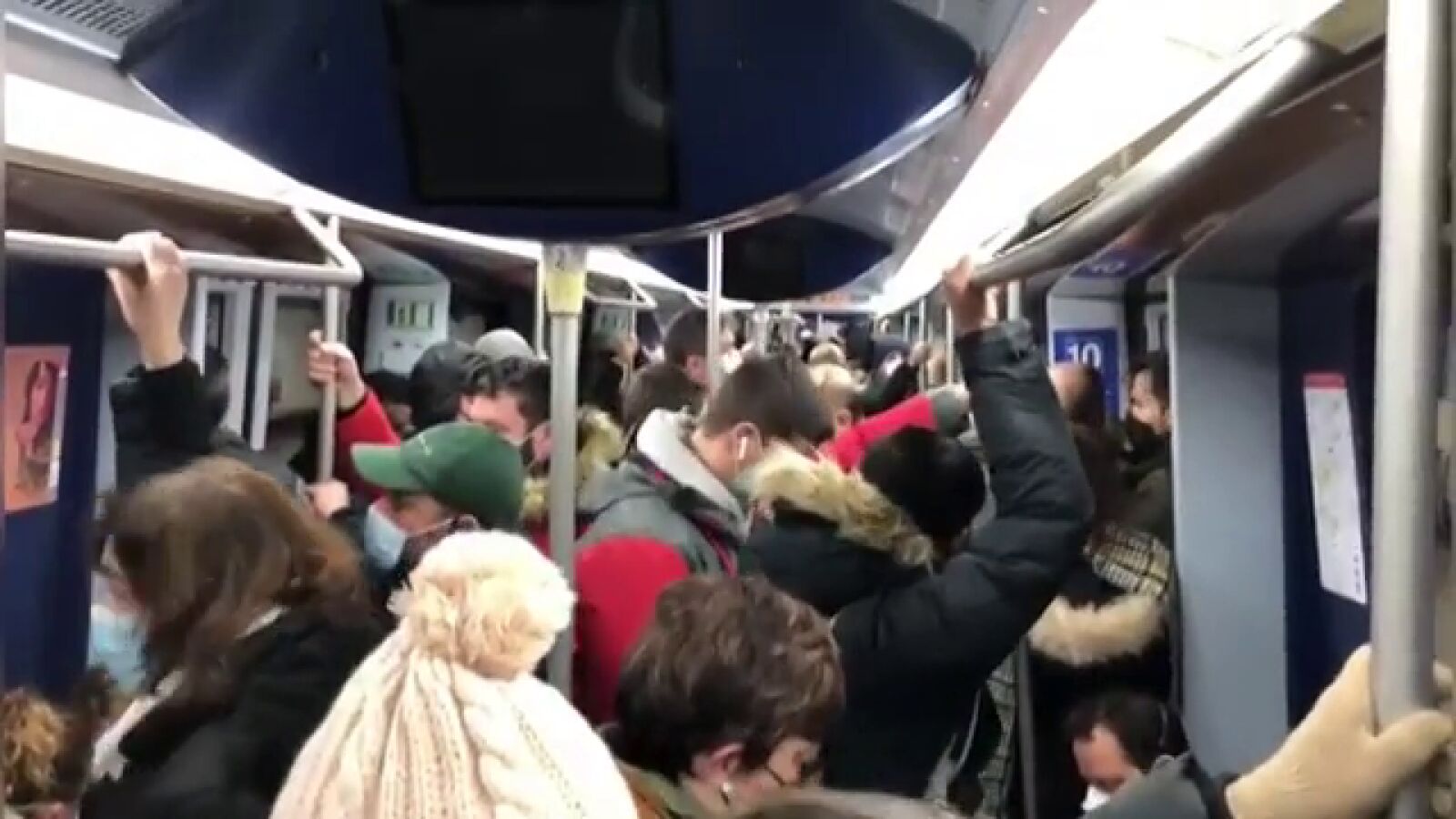 Vagones abarrotados en el metro de Madrid por el temporal Filomena en plena pandemia