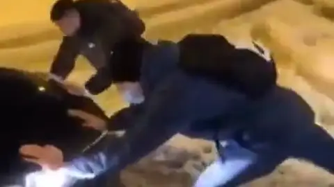 Los jugadores del Getafe terminan sacando de la nieve al coche que les envió LaLiga para llevarles al aeropuerto Los jugadores del Getafe terminan sacando de la nieve al coche que les envió LaLiga para llevarles al aeropuerto