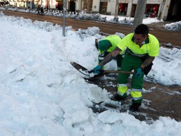 Limpieza de calles por la nieve en Madrid