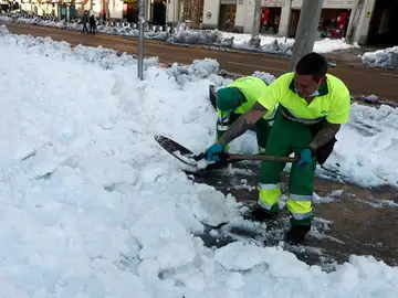 Limpieza de calles por la nieve en Madrid Limpieza de calles por la nieve en Madrid