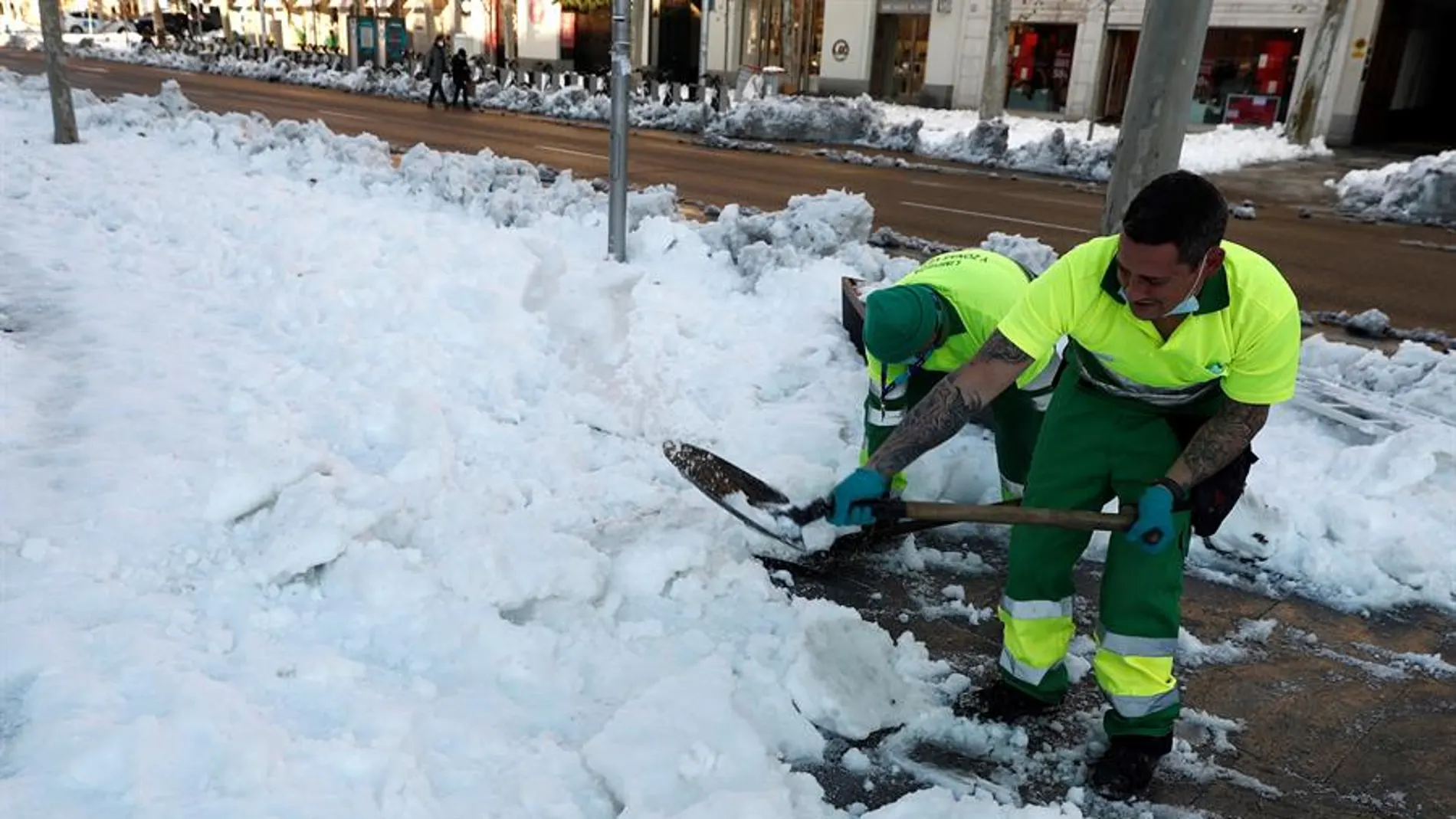 Limpieza de calles por la nieve en Madrid Limpieza de calles por la nieve en Madrid
