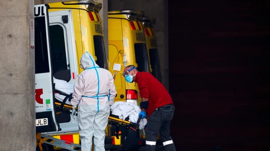 Dos profesionales sanitarios trasladan a un paciente en el hospital de Bellvitge, Cataluña Dos profesionales sanitarios trasladan a un paciente en el hospital de Bellvitge, Cataluña