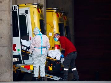 Dos profesionales sanitarios trasladan a un paciente en el hospital de Bellvitge, Cataluña