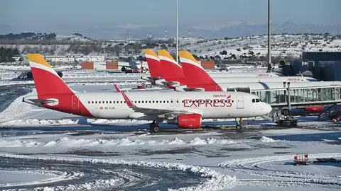 Los trenes de Renfe se reactivan gradualmente y en Barajas sigue el caos por el temporal de nieve Los trenes de Renfe se reactivan gradualmente y en Barajas sigue el caos por el temporal de nieve