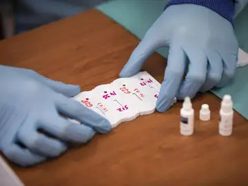 Un sanitario realiza test de coronavirus. Un sanitario realiza test de coronavirus.
