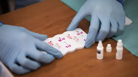 Un sanitario realiza test de coronavirus. Un sanitario realiza test de coronavirus.