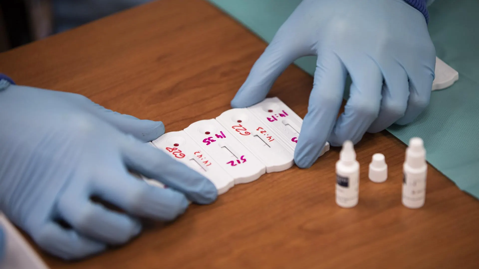 Un sanitario realiza test de coronavirus. Un sanitario realiza test de coronavirus.