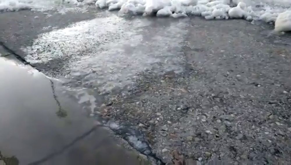 La drástica bajada de las temperaturas forma peligrosas placas de hielo que dificultan el tránsito