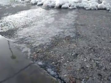 La drástica bajada de las temperaturas forma peligrosas placas de hielo que dificultan el tránsito