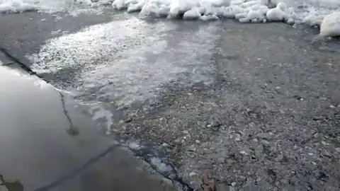 La drástica bajada de las temperaturas forma peligrosas placas de hielo que dificultan el tránsito La drástica bajada de las temperaturas forma peligrosas placas de hielo que dificultan el tránsito