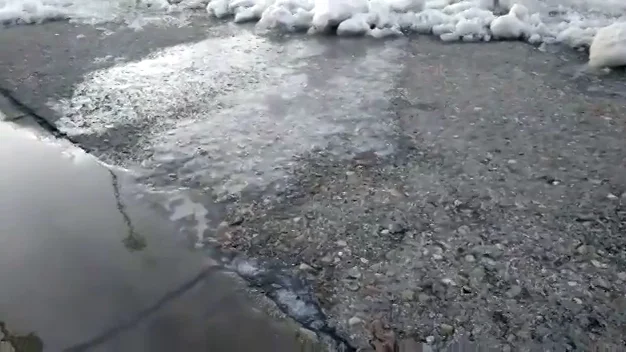 La drástica bajada de las temperaturas forma peligrosas placas de hielo que dificultan el tránsito La drástica bajada de las temperaturas forma peligrosas placas de hielo que dificultan el tránsito
