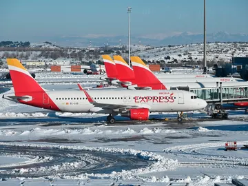 Aviones de Iberia Express en el aeropuerto de Barajas Aviones de Iberia Express en el aeropuerto de Barajas