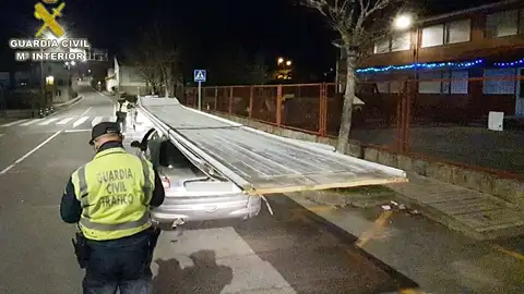Pillado un conductor con un tablón de 8 metros sobre el techo Pillado un conductor con un tablón de 8 metros sobre el techo