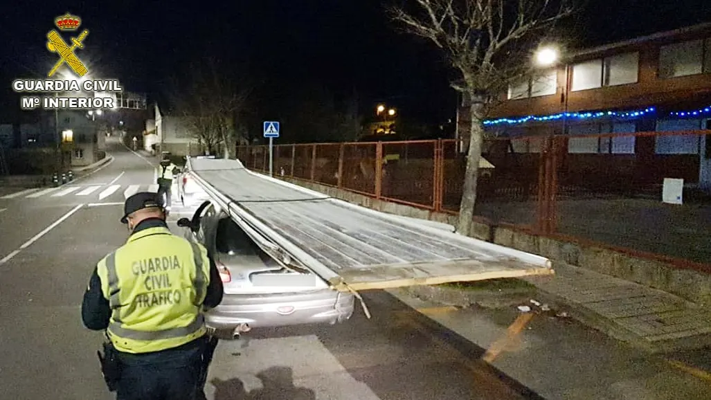 Pillado un conductor con un tabl&oacute;n de 8 metros sobre el techo