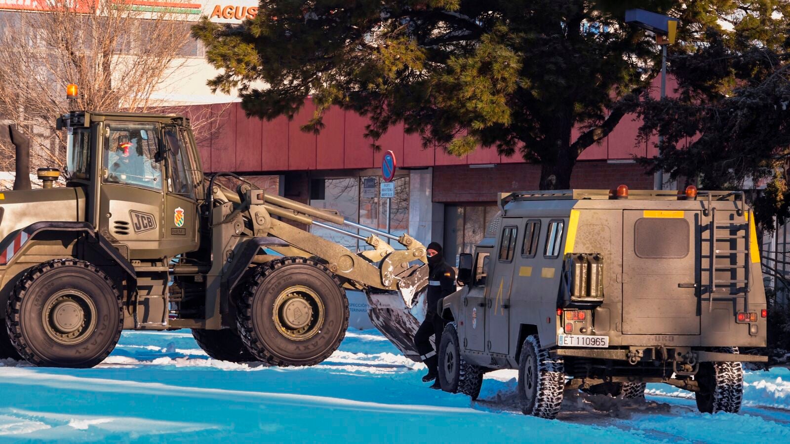 Así trabaja la UME en mitad del temporal Filomena: rescate de conductores, traslados de pacientes, apertura de carreteras