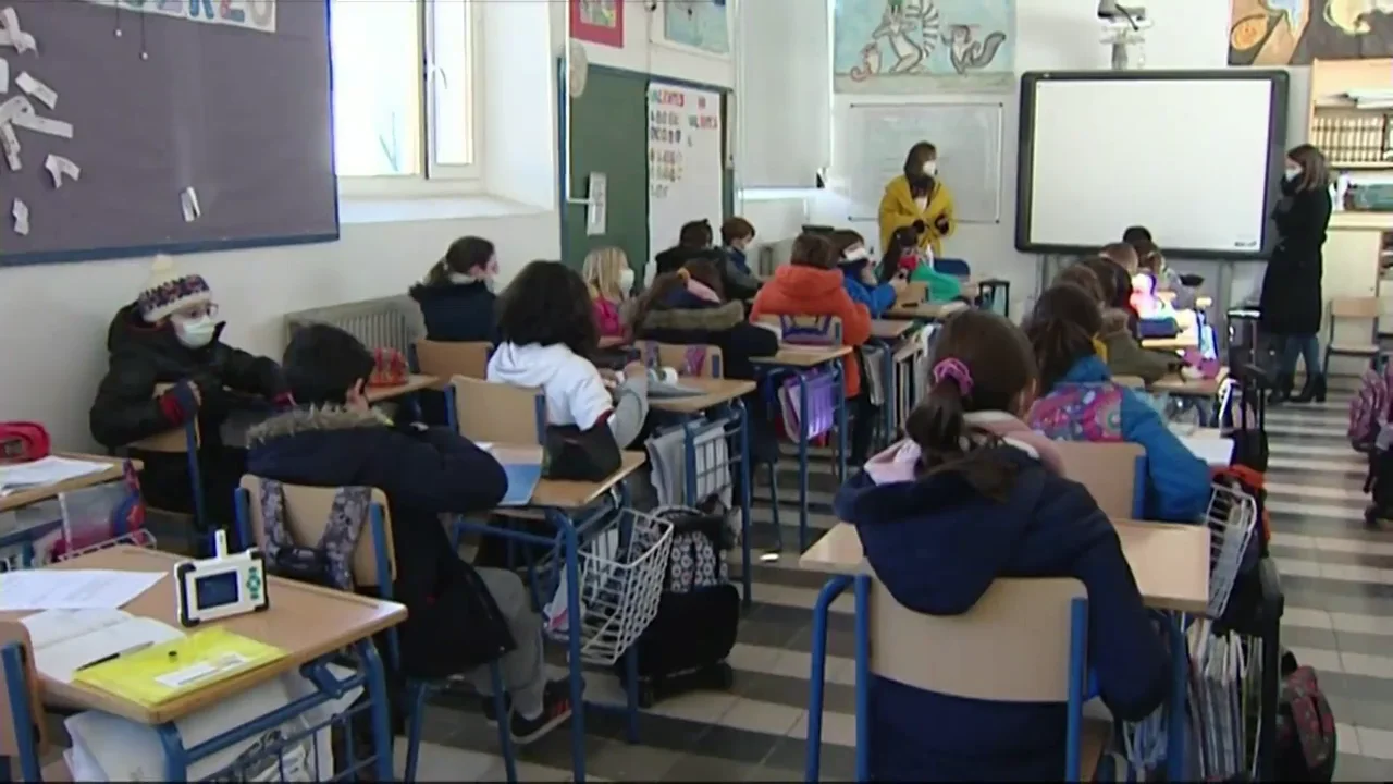 Así van al colegio los niños con este temporal de frío Así van al colegio los niños con este temporal de frío