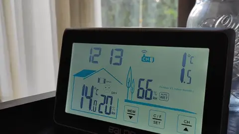 Vecinos de Madrid se quejan de los cortes de luz: "en el salón estamos a 10 grados, con dos mantas y helados de frío" Vecinos de Madrid se quejan de los cortes de luz: "en el salón estamos a 10 grados, con dos mantas y helados de frío"