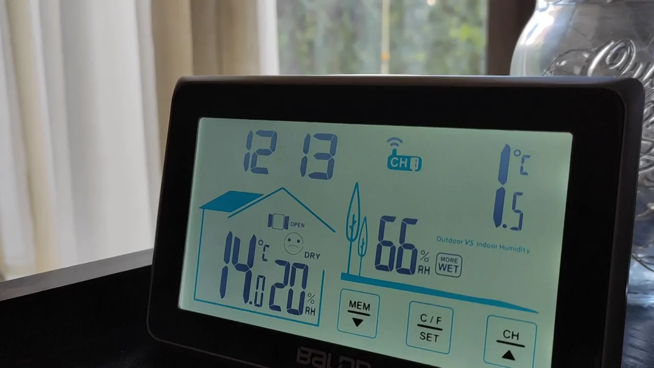 Vecinos de Madrid se quejan de los cortes de luz: "en el salón estamos a 10 grados, con dos mantas y helados de frío" Vecinos de Madrid se quejan de los cortes de luz: "en el salón estamos a 10 grados, con dos mantas y helados de frío"