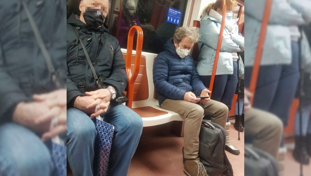 Fernando Simón viajando en el metro de Madrid
