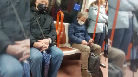 Fernando Simón viajando en el metro de Madrid Fernando Simón viajando en el metro de Madrid